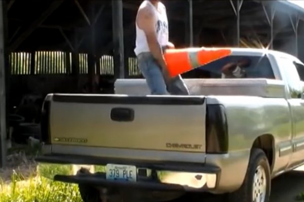 Преди година един щастлив собственик на Chevy Silverado направи самоделна "реклама" на автомобила си в тази неподражаема стилистика. В социалните мрежи тя бе доста по-гледана от действителните реклами