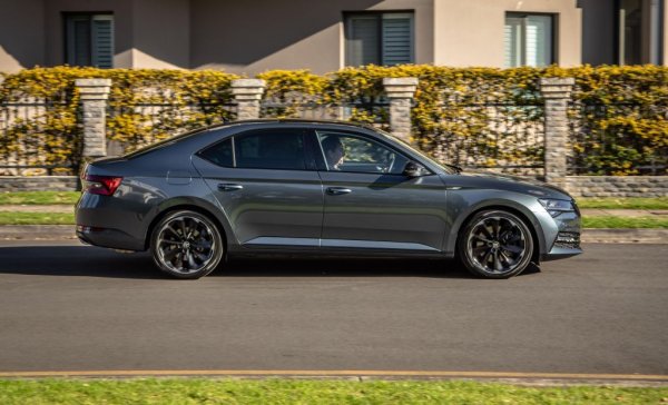 23.9% ръст спрямо 2022
В пика на кризата за чипове и кабели Skoda пренебрегна по-малките си модели и се фокусира върху Superb и Kodiaq. Заради силните продажби през 2022 се очакваше седанът да отчете спад през 2023, но не се случи - всъщност след един много силен декември (147 регистрации само за месец) Superb отчита 24% ръст за годината. 
