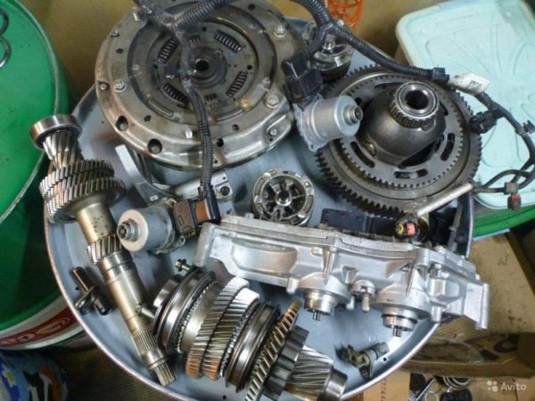 По принцип ремонтът на автоматичната трансмисия може и да не бъде чак толкова скъп, че да изисква толкова радикално решение. При по-старите автомобили обаче то почти винаги е свързано с разходи, които не са никак малки. Ако те приближат до 1/4 или 1/3 от ориентировъчната цена на колата, определено не си заслужават.

Например, автомобилът ви струва около 7000 лев, а ремонтът на скоростната кутия излиза около 1500 - 2000 лев., то няма никакъв смисъл от харченето на тези пари. Никой не може да ви гарантира, че скоро няма да се появи нов проблем - както със самата кутия, така и с друг агрегат, чиято поправка също ще е доста скъпа. Затова е за препоръчване незабавна продажба на автомобила.