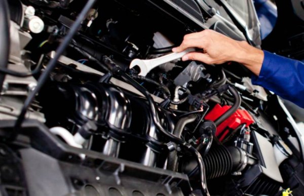 Вторият вариант, при който ремонтът на превозното средство не си заслужава, е проблем с двигателя. Ако той трябва да бъде основен, със сигурност ви очакват сериозни разходи. И е по-добре да се замислите за смяна на колата, защото при евентуален ремонт похарчената сума може да достигне до половината, а защо не и повече от стойностна на автомобила ви. Тогава вече няма никаква пазарна логика да се харчат пари, защото както и в случая с автоматика, описан преди малко, е напълно възможно съвсем скоро да се появи нова повреда, която също ще струва много пари.