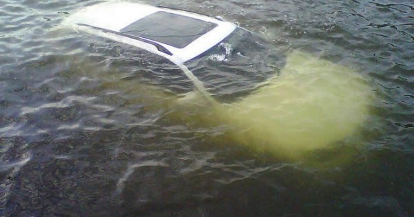 Следващата ситуация, когато е по-изгодно да продадете своята кола, се отнася за машините, станали жертва на голямо наводнение. Тоест, ако целият автомобил е бил под вода, което му гарантира сигурни проблеми с електрониката, а също така и скорошна поява на ръжда във вътрешните части на каросерията. Това ще направи пълното му "лечение" невъзможно и трябва да се търси друг вариант. А той е само един - раздяла.