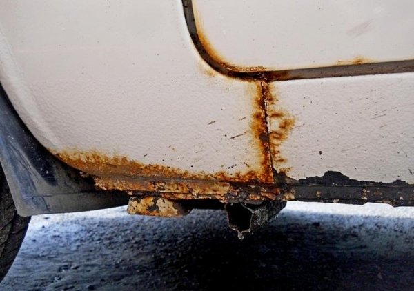 Друга неприятност, с която няма особен смисъл да се борите, е появата на повече ръжда по каросерията. Нейното отстраняване може да ви струва приемлива сума единствено, ако сте квалифициран механик в областта на бояджийските и тенекеджийски услуги. И съответно разполагате със собствен гараж и цялото необходимо оборудване за отстраняване на такива проблеми.

В противен случай се налага посещение на сервиз, където борбата за отстраняване на ръждата ще ви струва сериозна сума. Понякога тя стига дори до половината от стойността на автомобила, което вече не си заслужава.