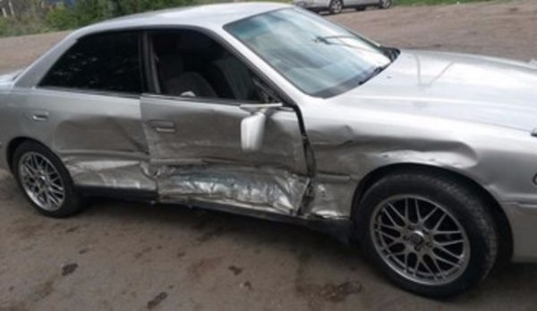 Още един проблем, заради който има смисъл от незабавна продажба на автомобила, е ремонтът, засягащ нарушената геометрия след катастрофа. Тук не става дума за изкривен калник или огъната врата, а за случаите, при които са пострадали силовите елементи от каросерията. Тяхното изправяне е много трудоемък и изискващ висока квалификация процес, който съответно струва много пари. 

А да похарчиш няколко хилядарки за ремонт на автомобил, който може и да не струва толкова, няма никакъв смисъл. Както и в случая с ръждата, колата може да бъде продадена на специализиран сервиз, който изкупува такива машини, реставрира ги и след това ги продава.