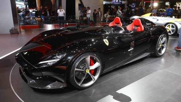 Действащият световен шампион Макс Верстапен, който е лидер и в настоящия шампионат, е сред най-големите фенове на Ferrari, въпреки че на пистата се бори именно с пилотите на &bdquo;скудерията&ldquo;. Нидерландецът има по едно 100 Monza SP2 (на снимката) и 488 Pista, докато съотборникът му отбора на Red Bull Honda - Серхио Перес, не притежава кола на италианския производител.