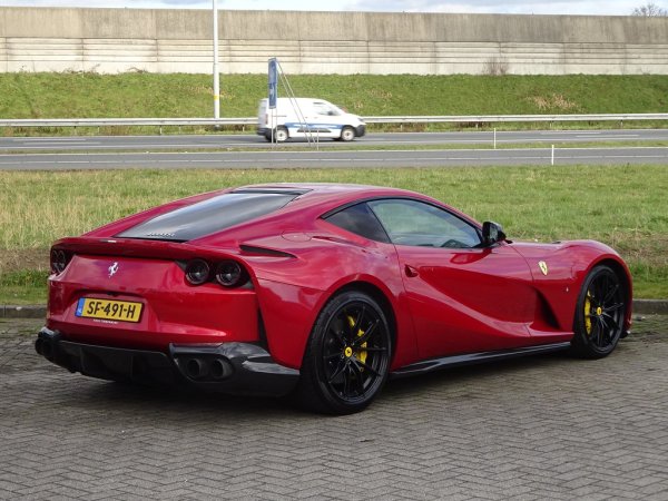 Пилотът на Alpha Tauri също се глези с кола на Ferrari, когато не е на пистата. Подобно на Джордж Ръсел, той също залага на модела 812 Superfast.