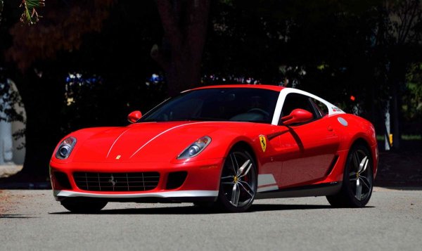 Двукратният световен шампион се състезаваше от 2010 до 2014 г. за отбора на Ferrari. Испанецът разполага поне с два автомобила на Ferrari -  458 Italia и 599 GTB, като второто е във версия, носеща името на пилота (на снимката). От нея са произведени само 40 бройки.