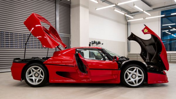 Друг голям фен на Ferrari е четирикратният световен шампион, който сега се състезава за Aston Martin, а след края на сезона прекратява кариерата си. За германеца е известно, че притежава LaFerrari, F430, 488 GTB, Enzo, F50, F12tdf, 458 Speciale и California T. Накратко &ndash; доста сериозна колекция, част от която беше продадена през 2021 г.