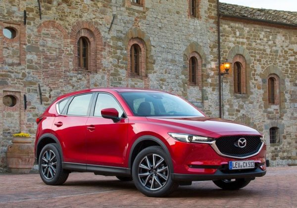 2-литровият бензинов двигател на Mazda CX-5 е силен, фин и впечатляващо ефективен, без да жертва темпото. Освен това, колата е добре оборудвана, забавна за шофиране и изключително практична - стига да ви трябват само пет места. 