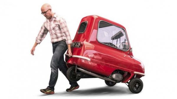 Дребосъкът Peel P50 е най-малката кола в света. Всъщност, това е триколка, която побира шофьор и чантата му. Двигателят Peel с мощност 4.2 к.с. работи в комбинация с 3-степенна механична скоростна кутия, която няма задна предавка. С тегло от 59 кг това не е проблем, тъй като колата лесно може да се дърпа.