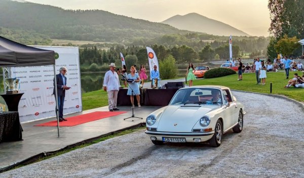 Представител на първата, класическа генерация на 911, проектирана от Фердинанд "Буци" Порше и Ервин Коменда. Двигателят е двулитров боксер с въздушно охлаждане и 130 конски сили мощност. Представен от Христофор Найденов. 