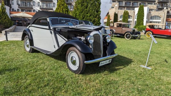 През 1935 година BMW преработва популярния си модел 303, като му добавя усъвършенстван 1.9-литров двигател с мощност 46 конски сили (при тегло от едва 850 кг). Представен от Classic Car BG. 
