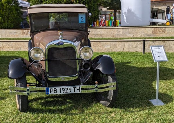 Model A е наследникът на легендарния Ford Model T, останал в производство цели 18 години и променил коренно автомобилната индустрия. Това е на практика и първият произвеждан в СССР автомобил - под лиценз като ГАЗ - А. Това тук обаче си е американският оригинал, представен от Иван Кесов. 
