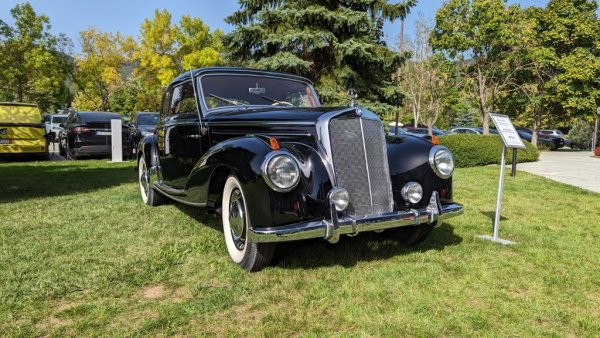 Този модел, с код W187, е на практика колата, с която Mercedes се завръща в луксозния сегмент след разрухата на Втората световна война. Представен през 1951 на автосалона във Франкфурт, той се задвижва от 6-цилиндров бензинов двигател и се предлага като седан, купе и кабриолет. Представен от Музей "Златен Рожен". 

