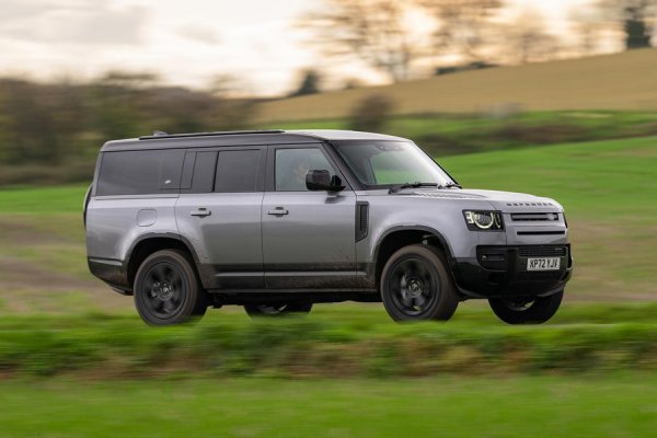 Плюсове - място за осем души, сериозни офроуд способности, завладяващо управление

Недостатъци - висока цена, съмнителна надеждност, прекалено огромен

Този най-голям Land Rover Defender би трябвало да е кандидат за върха на тази класация, защото макар и скъп, неговият умел интериор предлага опция до осем места.

Да, доста е голям, висок и тежък, но  на магистрала дава отлична видимост. Плюс удобни седалки, спокойна позиция на шофиране и изключителна стабилност и изолация, дори при лоши условия.

Моделът има избор от пет, шест или седем пътнически места, докато удълженият Defender 130 може да побере осем души, разположени във формация 2/3/3. 

Седемместният Defender има трети ред седалки, които са малко по-малки от тези на Land Rover Discovery, но все пак са напълно използваеми от деца, тийнейджъри и по-дребни възрастни.

В 130- можете да изпозвате всичките осем места и все пак да имате много използваем багажник от 400 литра. Цената е огромната дължина на автомобила от 5358 мм, която го прави тесен на повечето места за паркиране.

Като цяло - остава скъп, но за разлика от стария Defender - се управлява почти толкова добре, колкото почти всеки луксозен SUV от същия размер и тип, разполага с широка гама от съвременни електрифицирани силови мотори и има изобилие от офроуд възможности.