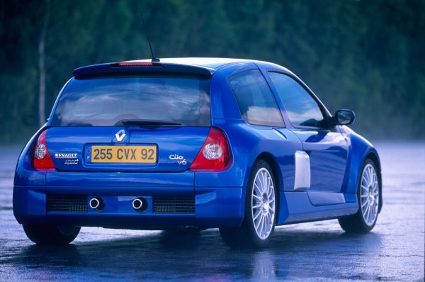Производството на Clio V6 е прекратено през 2005 година, като са асемблирани 1309 бройки, от които 354 с десен волан. И макар да не е бил евтина кола за времето си, суперхечът е дори по-скъп на търгове и сред колекционерите.

Най-скъпо продаденият екземпляр е модел от Фаза 1, с пробег от 3389 км. Преди няколко месеца, автомобилът е продаден на онлайн аукцион за 86 324 долара.