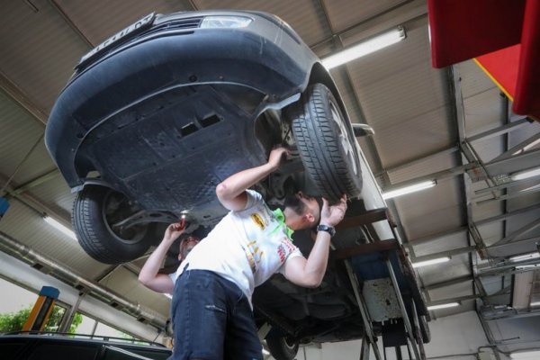 - Мярка за защита на потребителите. Не се опитваме да измислим наново топлата вода. В много държави съществува т. нар. автомобилен паспорт, информацията в който е публично достъпна. Тази информация включва кога е минал на технически преглед, в какво техническо състояние е бил, на какви километри, претърпявал ли е удари, сервизна намеса и така нататък. По този начин всеки собственик - настоящ или бъдещ - може да е наясно със състоянието и историята на автомобила. Част от тази информация я има и в момента. Тоест не са необходими някакви огромни усилия или инвестиции, за да се реализира тази идея. 
Когато се мине през годишен технически преглед например, спокойно могат да се снемат километрите на автомобила. Сервизите, когато обслужат един автомобил, могат да въведат тази информацията в базата данни - всъщност може да става дори автоматично. 
