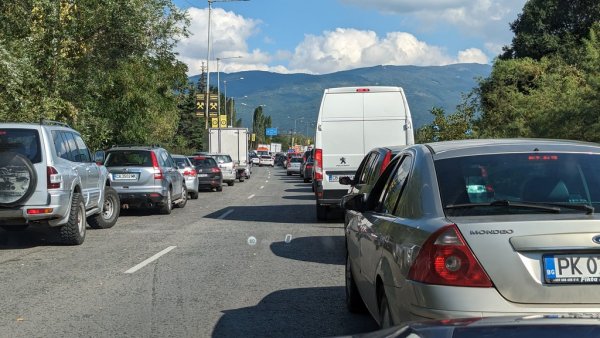 - Със сигурност има какво още да се направи. Защото по пътищата виждаме автомобила, които посмъртно не биха минали технически преглед в Германия, примерно. Това е процес, който няма да се изчерпи с още две или три стъпки. Ще изисква постоянно усилие. Някои проверки са изключително важни - примерно има ли катализатор автомобилът. И, разбира се, е нужен контрол и върху онези, които извършват техническите прегледи, защото аз лично не съм чул някой да е установил случай на неправомерно пуснат през ГТП автомобил.
