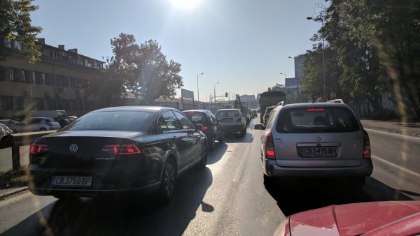 - Точно така. И това в крайна сметка е много добре за собствениците, защото те ще имат една сигурност, че работата, извършена върху автомобила им, върви с някаква гаранция, че използваните части са читави, че извършителят на ремонта носи някаква отговорност. Защото в момента е ясно, че значителна част от сервизната дейност е в сивата зона. 
