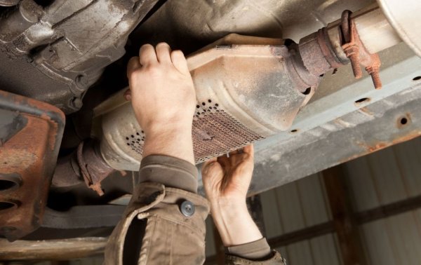 Разбира се, замърсяването на въздуха не се предизвиква само от транспорта. Има ги и битовото отопление, и праховите частици от паркирането в калта, и строителната дейност. 
Какво може да се направи? Едното е да се подобри контролът. Има множество методи да се установи какво изхвърля автомобилът - на базата на емисиите от изпускателната система. Трябва да се следи има ли катализатори - защото в много автомобили те са премахнати, целенасочно продадени, или откраднати и след това не са заменени... И, естествено, необходима е комуникация - да се убедят шофьорите, че носят отговорност в тази посока. Да, ще има и такива, което ще кажат: "не ме интересува, не ме занимавайте, ще правя каквото си искам". Срещу тях вече трябват и други, по-сериозни мерки. 
