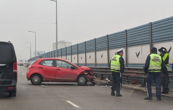 - Вносителите могат да помогнат, но само отчасти. Основна част от употребяваните автомобили, които се внасят в България, са стари - на по 10, 15, 20 години. Те много отдавна вече нямат история в централната база данни на производителя. 
Но пък за сметка на това съществува не чак толкова трудно достъпна апаратура, която можеш да включиш към компютъра на колата и да разбереш какви реални километри е изминала. Превъртането на километража не може да се скрие напълно. Какво пречи всеки автомобил, който влиза в България, да бъде проверяван? От друга страна, може да се мисли за наказателна отговорност. Разбира се, трудно е да се докаже кой е извършителят на такова деяние. Но отговорността в крайна сметка е на онзи, който е внесъл автомобила. Освен ако той не е крайният собственик, наясно е, че километражът е превъртан, и е ОК с това. 
Не смятам, че случаите с манипулиране на километража ще изчезнат напълно. Но е добре да станат по-скоро изключения, отколкото правило, както е в повечето страни в Европа. 
