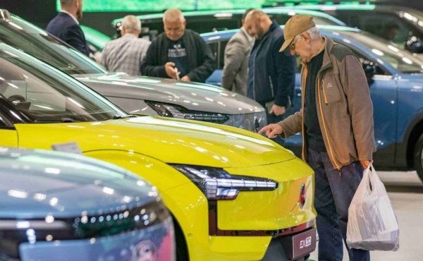 - Това е решение на законодателя. Ние можем да само да го посъветваме. Веднъж, като отчитаме споменатите вече проблеми с чистотата на въздуха. Втори път - с тъжната статистика, която ни нарежда на първите места по смъртни случаи на пътя. Една от причините е старият автопарк. На следващото ниво идват амбициите на ЕС за въглеродна неутралност. През миналата година слушахме много изявления как електрическите автомобили са свършени, приключи се с тях, връщаме се към добрия стар ДВГ. Точно обратното ще се случи от тази година. Прогнозите са, че през 2026-2027 вече около 30% от новите автомобили в Европа ще са чисто електрически или плъг-ин хибриди. Ние тук, разбира се, изоставаме от този процес - по културни, социални и икономически причини. Но всички страни в ЕС имат програми как да управляват този преход. С едно голямо изключение - България. 
Много неща могат да се направят. Ние отдавна имаме конкретни предложения за стимули за електрически автомобили. Те могат да са различни по вид и като сума. Но е добре да припомним, че Румъния има 10 200 евро субсидия за покупка на електромобил. А Румъния не произвежда електрически автомобили. 
