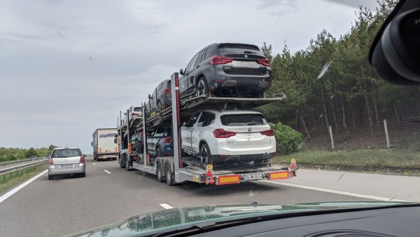 - Ясно е, че такава схема не може да продължава до безкрайност. Тя служи, за да създаде критична маса от електромобили на пътя и да насърчи развитието на инфраструктурата. Но ако искаме да направим този преход, това е начинът. И според мен България има ясно изразен национален интерес да го направи. Да имаме не само повече чисти и безопасни автомобили на пътя, но и такива, които не харчат изкопаеми горива - защото ние произвеждаме електричество, но нямаме нефт. 
Тези стъпки не са непременно огромни и тежки за бюджета. Ние бяхме предложили създаването на един фонд за субсидии от 75 милиона лева за три години, примерно, и бяхме изчислили, че само от данъците по покупката на тези автомобили хазната ще получи около 150 милиона лева обратно. Не само че няма да загуби, но и ще спечели. Защото при покупката на нов автомобил държавата получава преки и непреки данъци. При покупката на употребяван автомобил получава нула. 
Може постепенно да се въведе и екологичен данък за всеки, който занапред купува автомобил със сертификат Евро 1, 2, 3 или 4. Наясно сме, че това не може да стане от днес за утре, и че повечето хора все още имат ниска покупателна способност. Но покупателната способност в Румъния, Сърбия, Северна Македония не е много по-различна - а вносът на стари автомобили е много по-умерен. 
