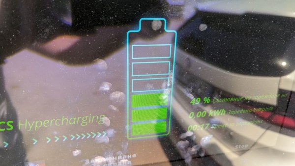 - В момента имаме около 16-17 хиляди електрически автомобила. Публично достъпните зарядни станции са около 2300. Препоръчваното средно съотношение е 30 електромобила на една зарядна станция. Ситуацията в България е далеч по-добра от това. Тоест инфраструктурата вече я има до голяма степен. Не казвам, че не трябва да се засили работата в тази посока. Но съотнесено към автомобилния парк, развитието на инфраструктурата го изпреварва. Изпреварва и тези във всички съседни държави. 
Голямото предизвикателство сега са градовете. Има най-различни идеи - примерно всеки уличен стълб да стане зарядна станция. Защото в големите градове в България повечето хора не живеят в къщи и нямат гараж. 
