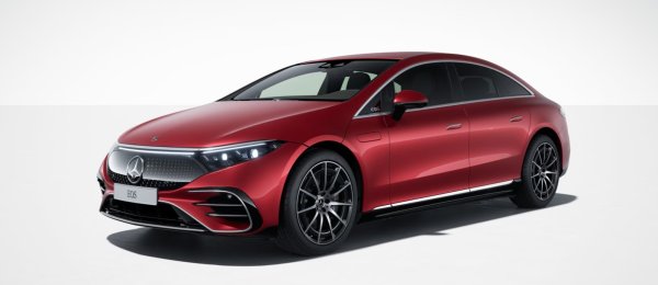 Бен си купи седан на германската марка през януари 2024 година, явно запален по зелената идея. Цената на този Mercedes започва от 147 500 долара. Срещу тях получавате 751 к.с. и пробег до 445 км.