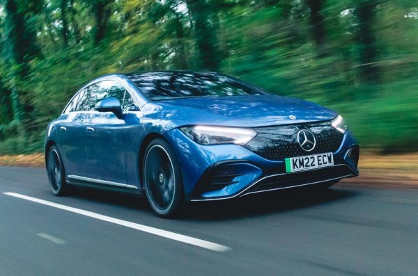 Плюсове: приятен и отпускащ за шофиране, много добри технологии в салона
Минуси: Липса на качествени материали вътре; Официално обявеният обхват е трудно постижим в истинския живот

Mercedes EQE е за EQS това, което E-класата е за S-класата. Поне някои неща в автомобилния свят все още имат смисъл. Това е едно смалено копие на електрическия флагман с неговите капковидни очертания.
