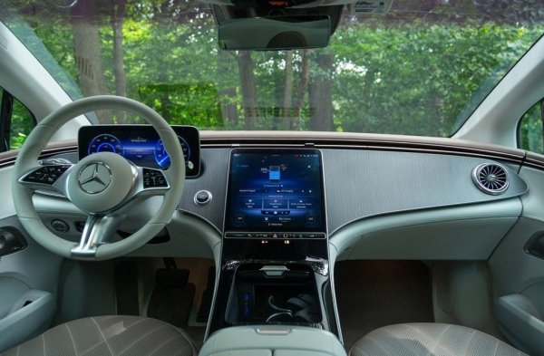 EQE използва скъсена версия на платформата EVA2 на EQS, което означава, че няма място за същите гигантски батерии - но и 90 киловатчаса би трябвало да са предостатъчни. При EQE 350+ има цитиран обхват от 635 км. Но тестовете в реалния живот показват, че това е много трудно за постигане извън изпитателния полигон. Пътното поведение и комфортът не са толкова впечатляващи като при EQS, а и вътрешното пространство не е използвано достатъчно добре. Но все пак е достатъчно комфортен, за да попадне в Топ 10, а и е чувствително по-евтин от големия си братовчед. 

