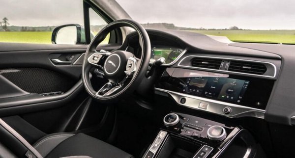 Но в други отношения I-Pace вече се усеща остарял. Зарежда се само до 100 киловата, а леко разочароващият му пробег в реалния свят намалява доста потенциала му като кола за пътешествия - едва 350 км с едно зареждане. Това бяха нелоши показатели през 2018, когато дебютира този Jaguar. Но днес предизвикват надсмешка от по-младите му конкуренти. 

