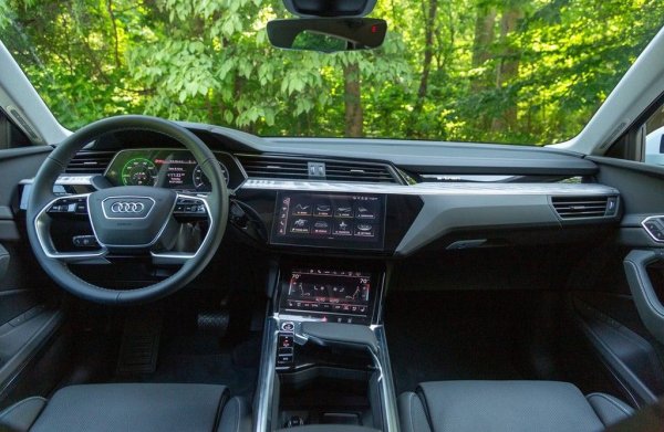 Актуализацията също така добави по-голяма батерия от 89 киловатчаса за модела 50 и цели 106 киловатчаса за 55. Това означава, че първият вече обещава 450 км с едно зареждане, докато вторият дава респектиращите 530 км.
Промените във вътрешността са сведени до минимум, което е добре, защото електрическият Q8 запазва елегантната и изискана атмосфера на своя предшественик. Изживяването при шофиране също остава впечатляващо, не на последно място заради отзивчивото и добре балансирано управление.
