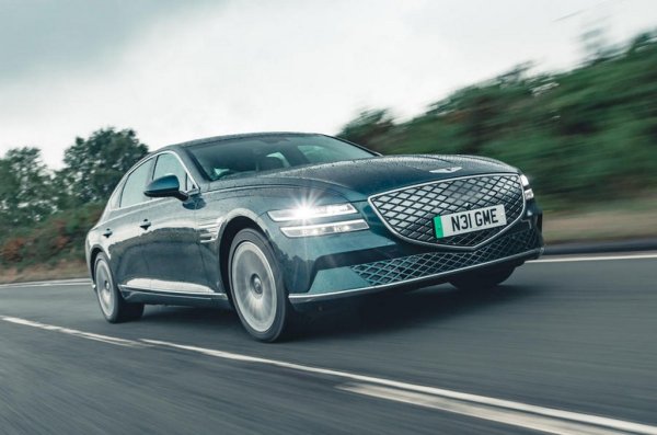 Плюсове: Красиво изработен интериор и елегантна информационно-развлекателна система
Минуси: Компрометирано вътрешно пространство; липсват фините настройки на шаси и окачване

Изминаха едва няколко години, откакто Genesis кацна в Европа, намествайки се в битката за премиум сегмента. Пазари като България още не са дочакали официалния дебют на луксозната марка на Hyundai. Но там, където я има, електрифицираната версия на G80 се радва на добро търсене.


