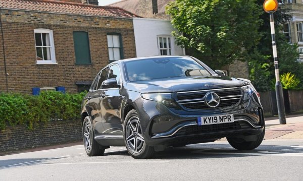 Плюсове: Безукорно изпълнение; много лесен за използване; удобен и многофункционален
Минуси: Скромен обхват с едно зареждане; незапомняща се динамика; малко скучен на вид

Първият електромобил на Mercedes от новата EQ гама е и най-критикуваният, но експертите на Autocar го харесват и наблягат на комбинацията от комфорт и практичност. Другите предимства са изпълнен с технологии и лукс интериор, първокласна мултимедия и навигация. 
Може да се каже, че Audi E-tron Quattro е по-добър от гледна точка на лукса, а Jaguar i-Pace е по-забавен за шофиране. Но като комбинация от двете EQC е напълно убедителен.
