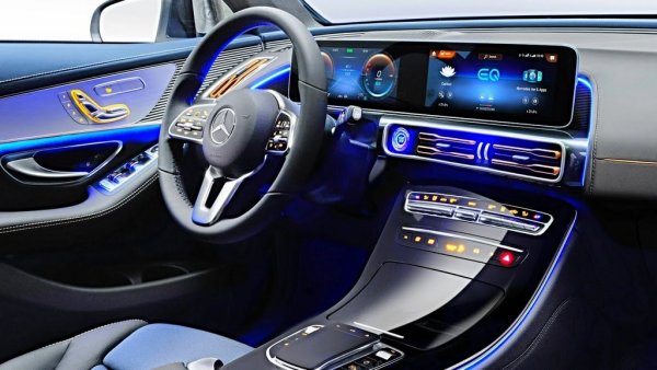 Споделяйки платформата си със свързания GLC, EQC има два електрически мотора, задвижване на четирите колела и векторно разпределение на въртящия момент. Обхватът на батерията, потвърден от WLTP, официално е 417 км, като в реални условия са постижими 80-90% от това. 
EQC има много режими на шофиране и безброй сложни настройки, с които трябва да свикнете. Но преодолейте това препятствие и ще откриете, че колата е много лесна за управление и изпипана във всяко отношение. 
