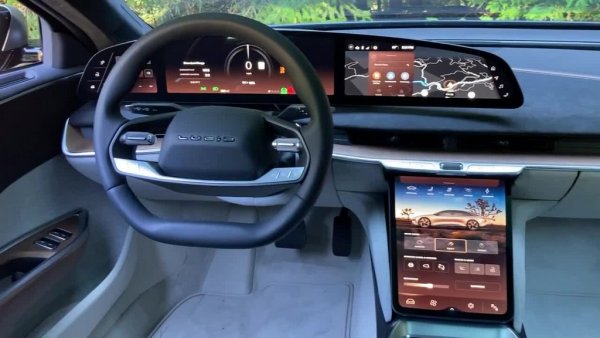 Има гигантска 118-киловатчасова батерия, която обещава пробег от 830 км между зарежданията. Максималната скорост на зареждане от 300 киловата означава, че за 20 минути на станцията можете да добавите почти 500 км. 
По-малко впечатляващо е управлението, което въпреки бързия волан се усеща малко тежко в завои и не запазва чак толкова добро сцепление дори и при най-стегнатата възможна степен на окачването. При големи джанти страда и комфортът. 
Отвън Air е приблизително със същия размер като Mercedes E-Class, но умното разпределение дава доста повече вътрешно пространство. 

