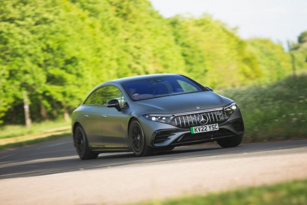 Плюсове: Сериозен автономен пробег в реалния свят; вътре се чувствате като в Starship Enterprise; високо качество на изработка
Минуси:
Интериорът е твърде технологичен за някои; в кабината липсва усещането за простор на i7

Най-старият производител на автомобили в света не прави компромиси, когато става въпрос за преминаване към електрическа мобилност. След първия ЕQC от 2019, гамата на Mercedes на ток се попълни с още няколко модела. Но никой от тях не е толкова важен за репутацията на компанията, като най-големия - EQS.
Създаден на чисто нова моделна платформа (и отчасти в отговор на пазарния дял, който Tesla Model S успя да отмъкне на бензиновата S-Класа в САЩ), EQS е луксозен EV без компромиси.
