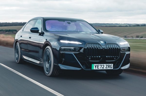 Плюсове: Разкошна кабина, мощно електрическо задвижване, превъзходно возене и управление
Минуси: Доста според външен вид, реалният обхват е под 500 км, цената е висока


Показателно за нарастващата роля на електромобилите е, че първата версия на новия флагман на BMW, появила се в шоурумите, не беше нито с дизел, нито с могъщ бензинов V8. Първата версия бе електрическото i7.
Едно нещо е сигурно с тази Серия 7 - пристигането ви няма да остане незабелязано. Това не е елегантен или особено естетически привлекателен автомобил, но без съмнение i7 привлича вниманието с монументалните си пропорции. 
