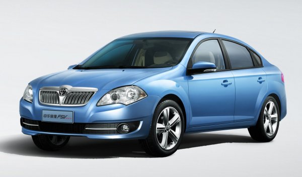 Корпорация Brilliance е създадена за производство на машини за износ, поради което името й е универсално за всички езици и означава, блясък, яркост, великолепие. В емблемата на бранда са изобразени двата китайски символа, които означават именно това.