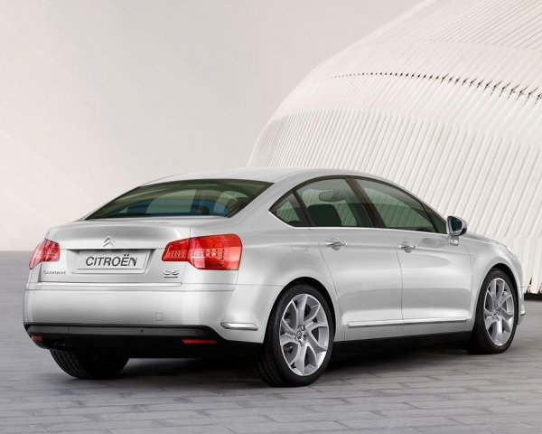 Дизелите са четири - 1.6HDi(110к.с.); 2.0HDi 16V(138к.с);.2.2HDi 16V(173к.с.) и 2.7HDi V6(208к.с.). Средният разход на гориво е съответно 5.6; 6.0; 6.5 и 8.5 литра на 100 км.(за моделите с ръчна трансмисия)