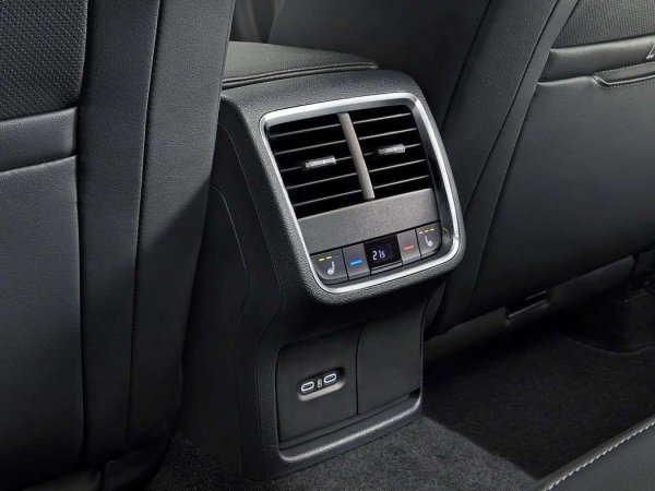 Сега пътниците на задната седалка същ още могат да регулират климатика, макар и с помощта на старомоден превключвател. Разбира се, тризоновият климатик се предлага като опция.