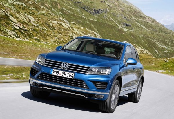 За тази сума може да се намери автомобил от второто поколение на модела, чиято възраст е 7-8 години, а пробегът - под 150 000 км. Този Touareg има устойчива на корозия каросерия, здраво окачване и богато оборудване. Освен това се предлага с атмосферен двигател, който е по-здрав от турбомоторите.

Това е моторът VR6 3.6 (CGRA, 249 к.с.), който предлага комбинация от чугунен блок и директна инжекция. Системата за гориво реагира зле на бензин с лошо качество, но това е един от малкото проблеми. Двигателят е надежден като цяло и изкарва 400 000 лв, но пък и харчи доста, като в града разходът е над 20 л/100 км.
