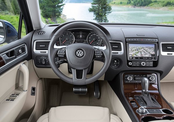 Дизеловият мотор е 3,0-литров, като се предлага в различни модификации.  Основните са с 204 и 245 к.с., като по-слабата е по-добрият избор. Механични скорости за този Touareg не се предлагат, само 8-степенна автоматична трансмисия AL1000. Тя е изграден на базата на AISIN TR-80SD, като има огромен ресурс.

Основният недостатък на Touareg са разходите - харчи много, данъците са високи, а консумативите и резервните части са скъпи. Сред слабостите могат да се посочат някои от сензорите.
