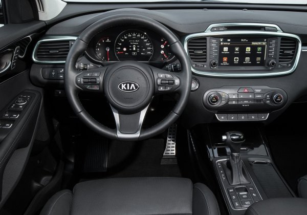 Тези, които се нуждаят от динамиката, могат да обърнат внимание на V6 3.3 (250 к.с.) Основният му недостатък е тенденцията да замърсява пръстените, върху които остава съответният нагар. Няма проблеми със система за впръскване на гориво.

Оборудването на Sorento също е доста добро, като превъзхожда доста от конкурентите. Като цяло корейският модел няма големи проблеми с надеждността, като изключим по-бързо износване на конкумативите на спирачната система, както и с електрониката.
