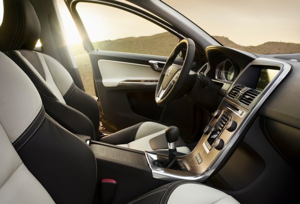 Скоростна кутия е Aisin TF-80SC или AISIN TG-81SC, която е много здрава като цяло. Същото не може да се каже за системата за охлаждане. По тази причина много собственици поставят външен радиатор и намаляват интервала на смяна на маслото до 30 000-40 000 км. Тогава кутията изкарва 300 000 км без ремонт.

Като цяло надеждността на това Volvo се увеличи значитено след фейслифта през 2014 г. По отношение на комфорта и надеждността нещата същота са на високо ниво. Единственият недостатък са скъпите резервни части.
