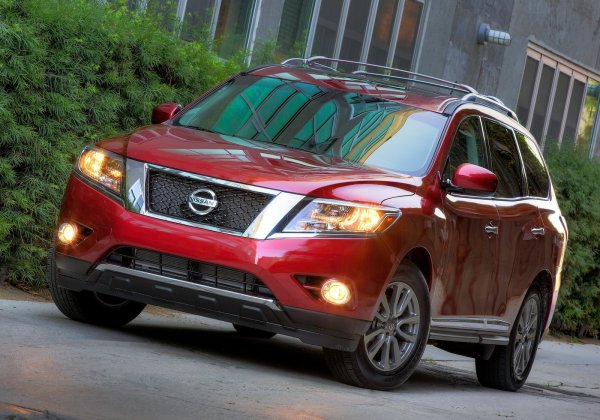 И тук в бюджета се вместват екземпляри на около 8 години с пробег под 150 000 км. Недостатъкът на кросоувъра е единствената възможна комбинация от атмосферен двигател VQ35DE V6 3.5 (249 к.с.) и вариатор на Jatco JF017E. 

Далеч по-добрият вариант е скоростната кутия JF017E на Nissan в модификация RE0F10G, която се отличава с фундаментално различна конструция - вместо ремък се използва верига, която е по-издръжлива. Това CVT изкарва поне 200 000 км.
