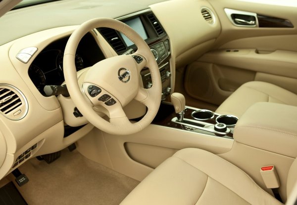 Другият вариант е 2.5-литров турбодизел със 190 коня (код YD25), при който проблемите бяха отстранени при предишното поколение на модела. Основният беше с турбото, като той се коригира с препрограмиране на електронииката. Самата турбина е солидна и без проблем навърта по 250 000-300 000 км.

Окачването на Pathfinder е малко свободно, като основните му компоненти не търпят лошите пътища, което може да се превърне в проблем. Като пространство и комфорт обаче този кросоувър няма забележки.
