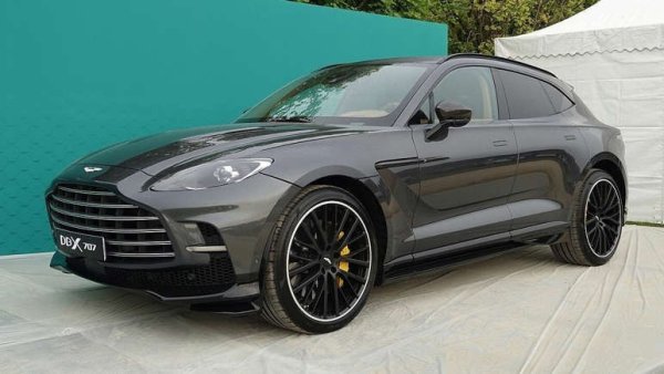 Първият SUV на Aston Martin беше DBX, но това не беше достатъчно за британския производител. Затова той разработи и DBX707 - по-мощна версия, която използва 4,0-литров битурбо V8 на Mercedes, за да произведе 707 к.с. и 900 Нм въртящ момент.

До излизането на Ferrari Purosangue именно DBX беше най-мощният луксозен SUV на пазара. Максималната скорост също е твърдо на нивото на суперавтомобилите, като DBX707 развива 310 км/ч. Ускорението от 0 до 100 км/ч отнема 3,1 секунди, но по-важното е, че DBX707 предлага същите практичност и пространство на стандартния DBX.
