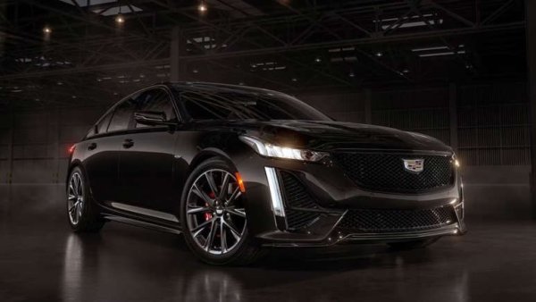 Семейството Blackwing на Cadillac е сред най-добрите луксозни автомобили на пазара. Моделите в него имат четири врати, много място и обичайния за Cadillac лукс. Те също така имат много мощност и скорост благодарение на невероятния компресорен V8 двигател, взет от Chevrolet Corvette Z06.

6.2-литровият V8 произвежда 668 к.с. и 893 Нм въртящ момент, с максимална скорост малко под 320 км/ч и време за ускорение от 0 до 100 км/ч за 3,6 секунди с механична скоростна кутия. Всичко това обаче си има цена, тъй като CT5-V Blackwing струва близо 94 000 долара, за които получават скорост, пространство и лукс
