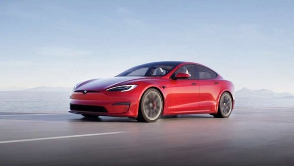 Електромобилите на Tesla впечатляват с ускорението си, а Model S Plaid е отличникът по този показател. Неговата задвижваща система разполага с 1020 к.с. и 1428 Нм въртящ момент. За да си го представите по-лесно, това е два пъти повече от въртящия момент на Ferrari 296 GTB.

Времето за ускорение от 0 до 100 км/ч също е впечатляващо - 1,9 секунди, а реакцията на тези над 1000 коня след натискане на педала е мигновена. Освен това разполагате и с близо 600 км пробег с едно зареждане, които са комбинирани с висок комфорт и голямо вътрешно пространство.
